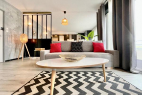 Air-conditioned & Friendly Double living room- Balcony with view #F7